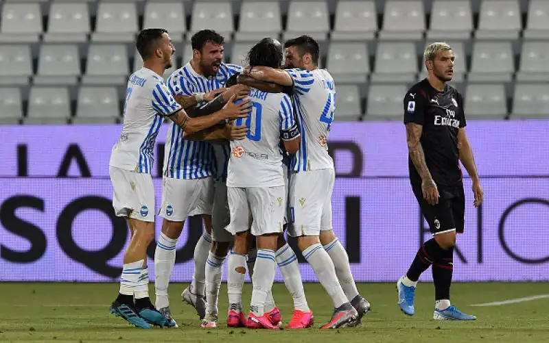 Nel primo tempo i padroni di casa sono andati sul 2-0 grazie ad un rigore di Valoti e a una rete di Floccari. Nella ripresa Leao ha accorciato su rigore e un'autorete di Vicari ha ristabilito la parità.