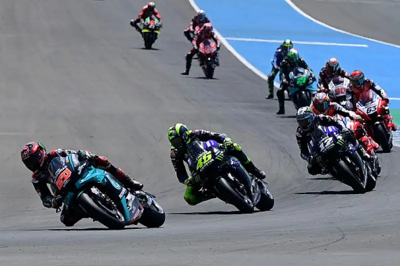 Fabio Quartararo vince il Gran Premio d'Andalusia, seconda prova del Mondiale di MotoGp, e  approfitta nel migliore dei modi dello stop forzato di Marc Marquez. 