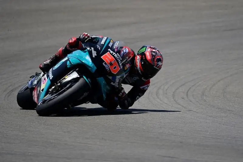 Fabio Quartararo vince il Gran Premio d'Andalusia, seconda prova del Mondiale di MotoGp, e  approfitta nel migliore dei modi dello stop forzato di Marc Marquez. 