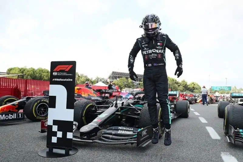 Alle spalle del podio Sergio Perez, Stroll e Sainz. Vettel settimo grazie ad una buona gestione delle gomme davanti ad Albon, Gasly e Norris.