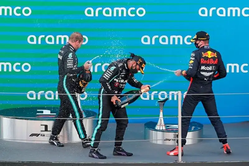 Alle spalle del podio Sergio Perez, Stroll e Sainz. Vettel settimo grazie ad una buona gestione delle gomme davanti ad Albon, Gasly e Norris.
