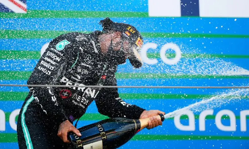 Alle spalle del podio Sergio Perez, Stroll e Sainz. Vettel settimo grazie ad una buona gestione delle gomme davanti ad Albon, Gasly e Norris.