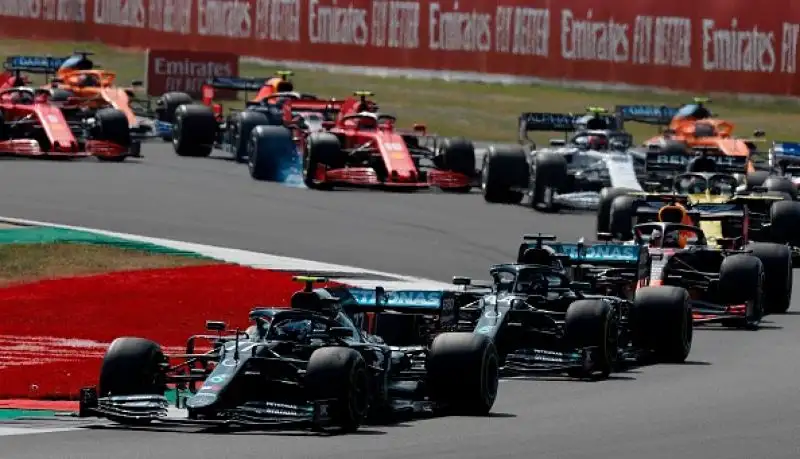 Il pilota delle Red Bull sul podio con Hamilton e Bottas. 