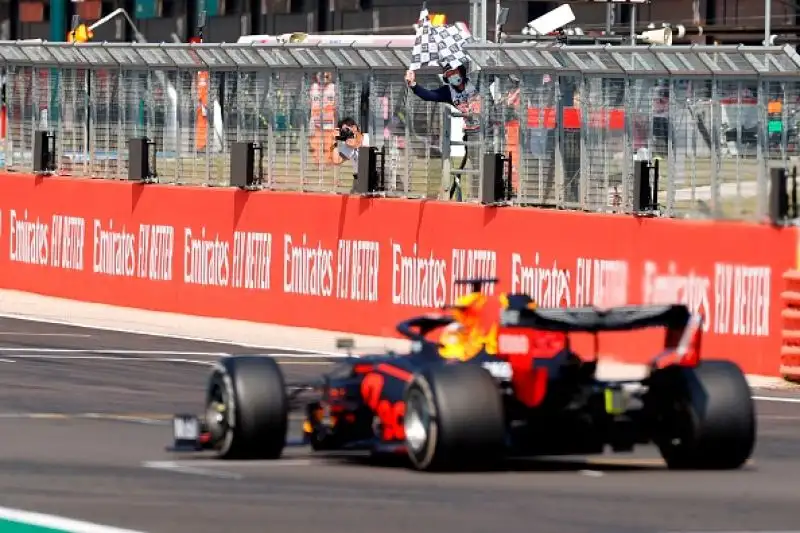 Il pilota delle Red Bull sul podio con Hamilton e Bottas. 