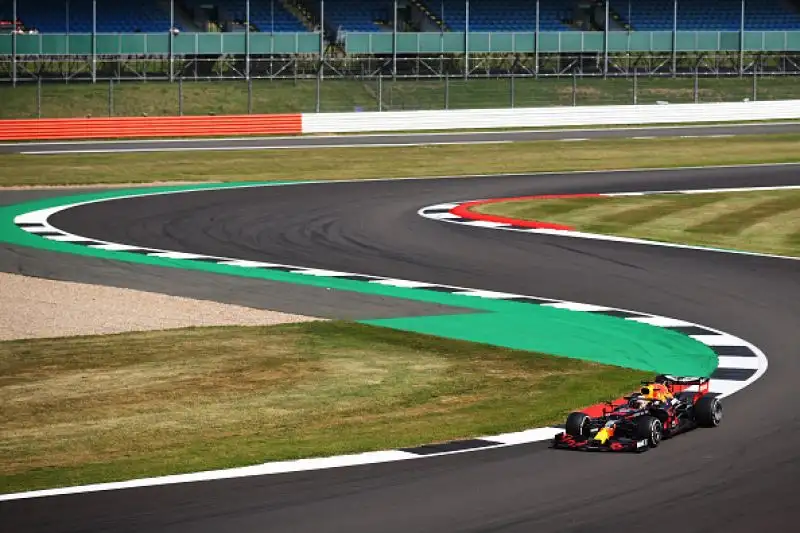 Il pilota delle Red Bull sul podio con Hamilton e Bottas. 