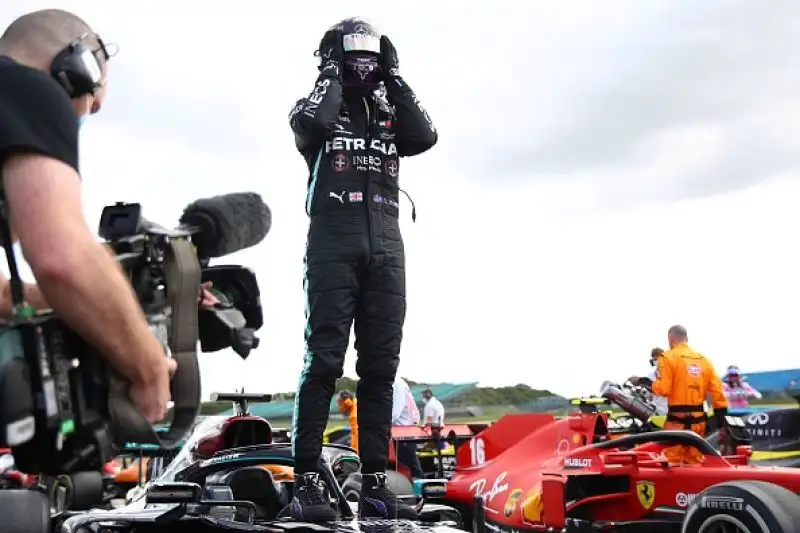 Lewis Hamilton conquista in modo incredibile il Gran Premio di Gran Bretagna e Charles Leclerc a sorpresa si assicura il secondo podio stagionale.
