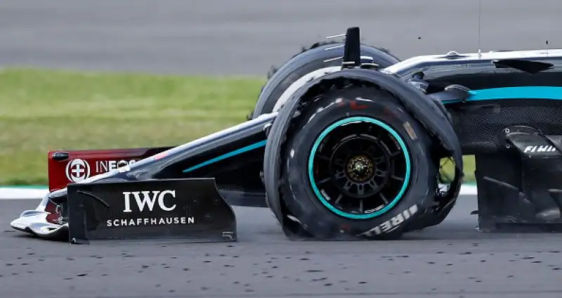 Lewis Hamilton conquista in modo incredibile il Gran Premio di Gran Bretagna e Charles Leclerc a sorpresa si assicura il secondo podio stagionale.