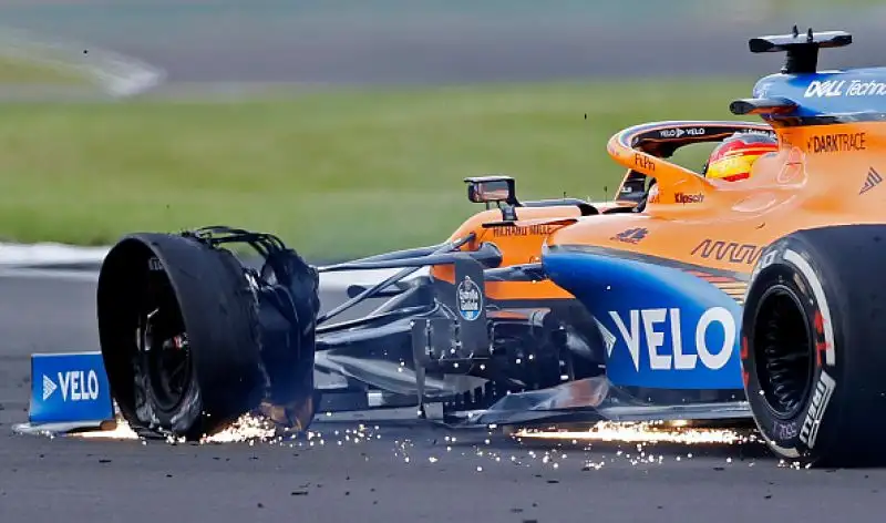 Lewis Hamilton conquista in modo incredibile il Gran Premio di Gran Bretagna e Charles Leclerc a sorpresa si assicura il secondo podio stagionale.