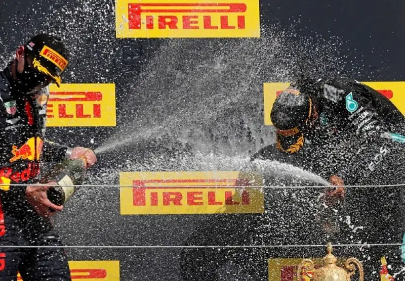 Lewis Hamilton conquista in modo incredibile il Gran Premio di Gran Bretagna e Charles Leclerc a sorpresa si assicura il secondo podio stagionale.