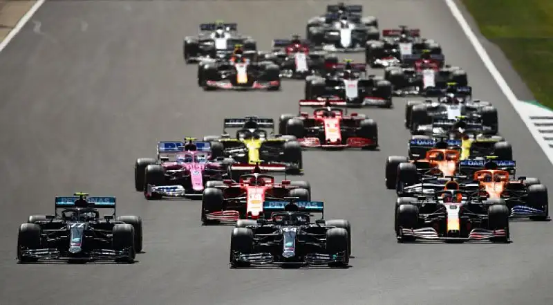 Lewis Hamilton conquista in modo incredibile il Gran Premio di Gran Bretagna e Charles Leclerc a sorpresa si assicura il secondo podio stagionale.