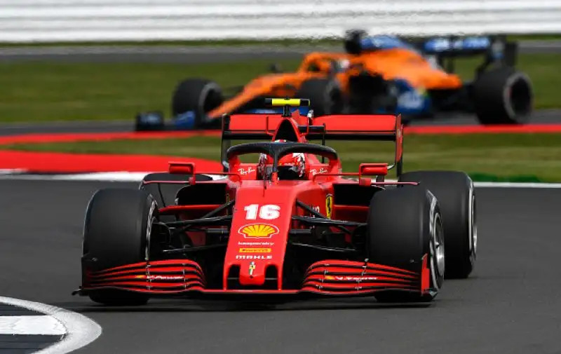 Lewis Hamilton conquista in modo incredibile il Gran Premio di Gran Bretagna e Charles Leclerc a sorpresa si assicura il secondo podio stagionale.