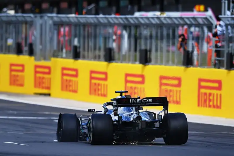 Lewis Hamilton conquista in modo incredibile il Gran Premio di Gran Bretagna e Charles Leclerc a sorpresa si assicura il secondo podio stagionale.