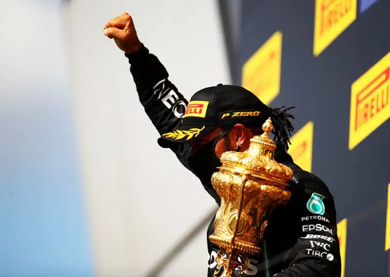 Lewis Hamilton conquista in modo incredibile il Gran Premio di Gran Bretagna e Charles Leclerc a sorpresa si assicura il secondo podio stagionale.