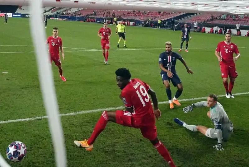Con un gol di Koman nella ripresa i tedeschi hanno avuto la meglio sui parigini ottenendo, primi nella storia,  l'11 vittoria in altrettante partite.