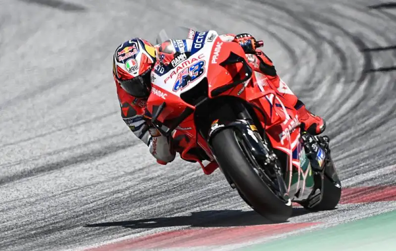 Sul podio con il centauro forlivese la Suzuki di Mir e la Ducati Pramac di Miller.Poi Binder, Rossi, Nakagami e Petrucci.