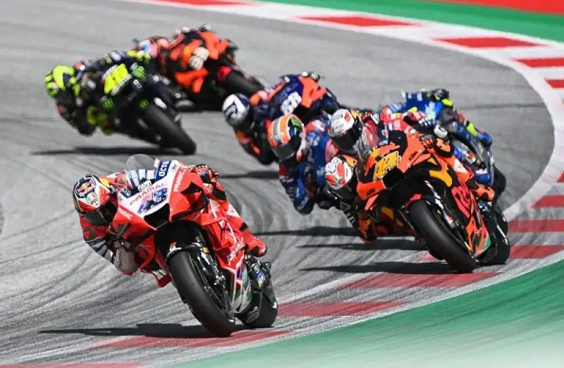 Sul podio con il centauro forlivese la Suzuki di Mir e la Ducati Pramac di Miller.Poi Binder, Rossi, Nakagami e Petrucci.