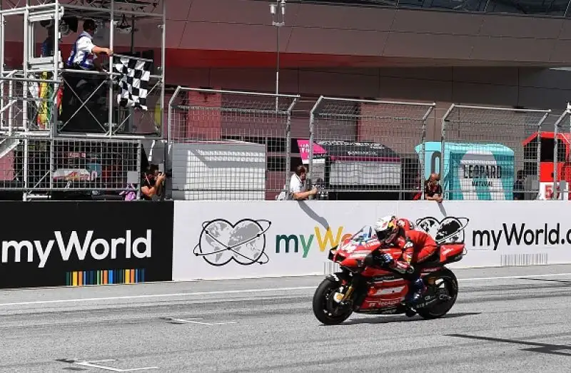 Sul podio con il centauro forlivese la Suzuki di Mir e la Ducati Pramac di Miller.Poi Binder, Rossi, Nakagami e Petrucci.