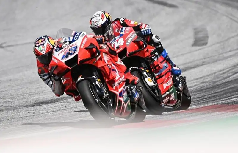 Sul podio con il centauro forlivese la Suzuki di Mir e la Ducati Pramac di Miller.Poi Binder, Rossi, Nakagami e Petrucci.