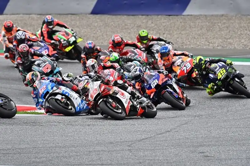 Dopo Oliveira, Miller e Pol Espragaro alle spalle del podio Mir, Dovizioso e Rins, nono Valentino Rossi.