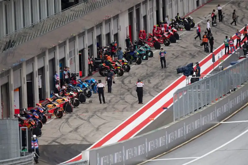 Dopo Oliveira, Miller e Pol Espragaro alle spalle del podio Mir, Dovizioso e Rins, nono Valentino Rossi.