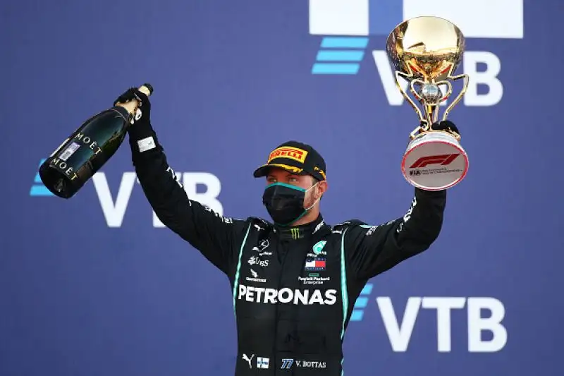 Sul podio con il finlandese la Red Bull di Max Verstappen e il compagno di scuderia Hamilton.