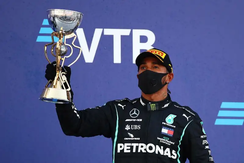 Sul podio con il finlandese la Red Bull di Max Verstappen e il compagno di scuderia Hamilton.