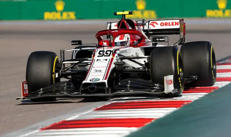 Sul podio con il finlandese la Red Bull di Max Verstappen e il compagno di scuderia Hamilton.