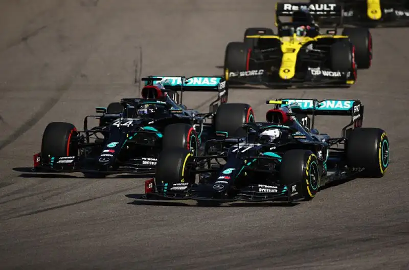 Sul podio con il finlandese la Red Bull di Max Verstappen e il compagno di scuderia Hamilton.