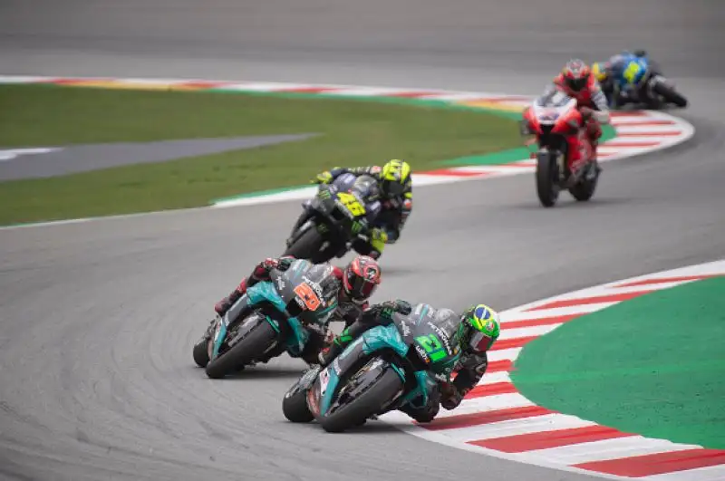 Terza vittoria stagionale per il francese, sul podio con lui Joan Mir e Rins. Quarto Franco Morbidelli davanti a Miller e Bagnaia.