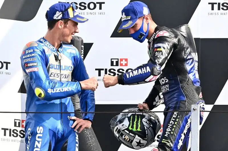 Alle spalle del catalano sul podio Joan Mir e Pol Espargaro. Solo ottavo Dovizioso, caduti Bagnaia e Valentino Rossi.
