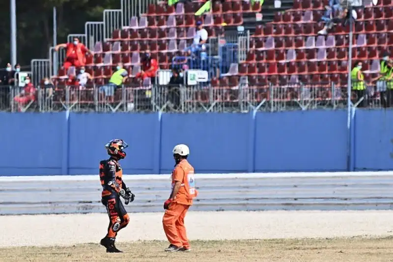 Alle spalle del catalano sul podio Joan Mir e Pol Espargaro. Solo ottavo Dovizioso, caduti Bagnaia e Valentino Rossi.