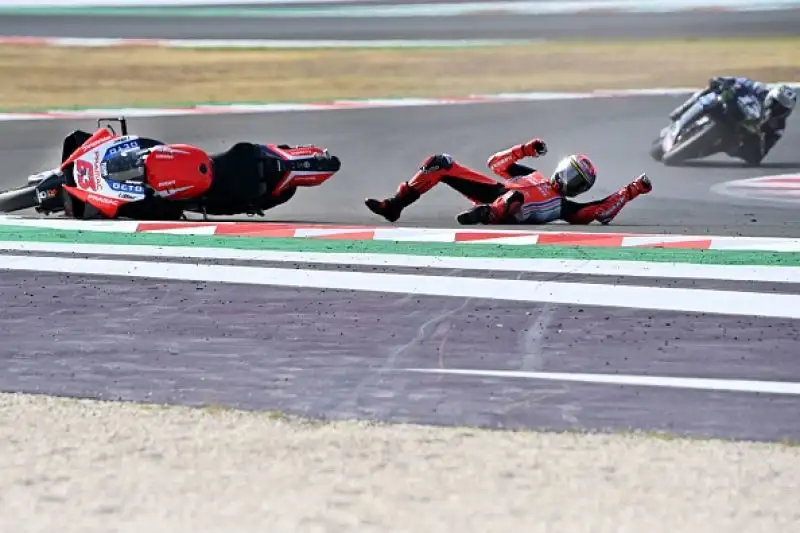Alle spalle del catalano sul podio Joan Mir e Pol Espargaro. Solo ottavo Dovizioso, caduti Bagnaia e Valentino Rossi.