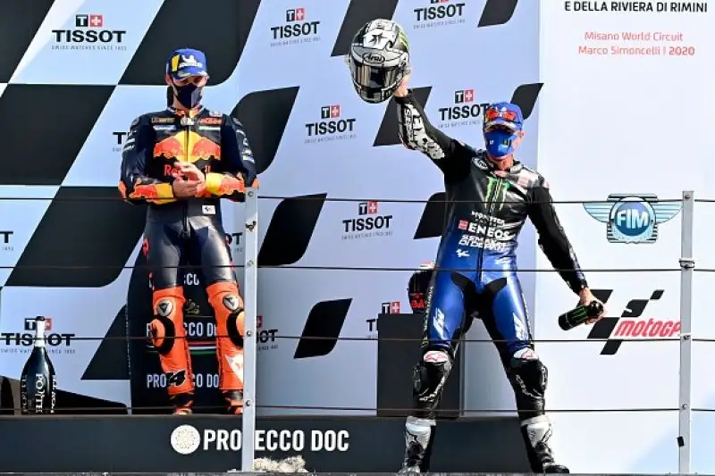 Alle spalle del catalano sul podio Joan Mir e Pol Espargaro. Solo ottavo Dovizioso, caduti Bagnaia e Valentino Rossi.