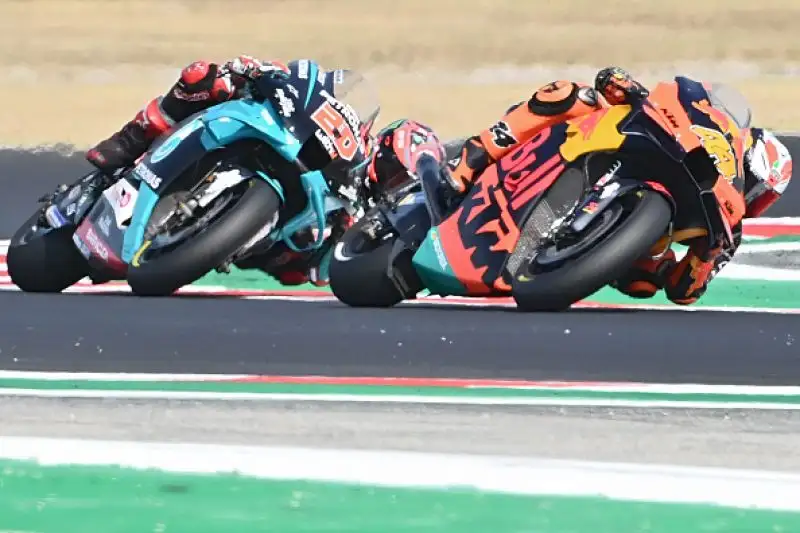 Alle spalle del catalano sul podio Joan Mir e Pol Espargaro. Solo ottavo Dovizioso, caduti Bagnaia e Valentino Rossi.