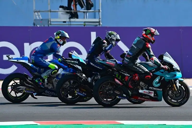 Alle spalle del catalano sul podio Joan Mir e Pol Espargaro. Solo ottavo Dovizioso, caduti Bagnaia e Valentino Rossi.