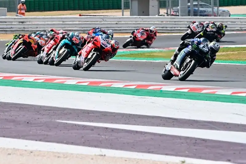 Alle spalle del catalano sul podio Joan Mir e Pol Espargaro. Solo ottavo Dovizioso, caduti Bagnaia e Valentino Rossi.