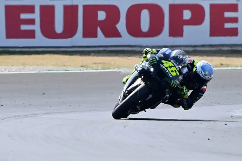 Alle spalle del catalano sul podio Joan Mir e Pol Espargaro. Solo ottavo Dovizioso, caduti Bagnaia e Valentino Rossi.