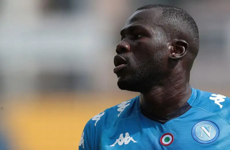 Per i partenopei gol di Mertens e Insigne, positivo l'esordio del nigeriano Osimhen.