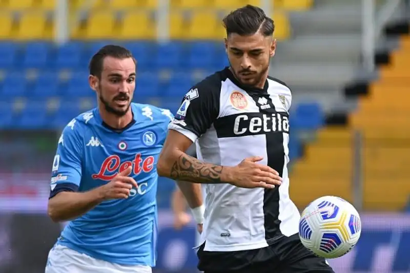 Per i partenopei gol di Mertens e Insigne, positivo l'esordio del nigeriano Osimhen.