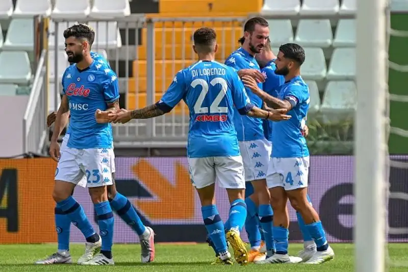 Per i partenopei gol di Mertens e Insigne, positivo l'esordio del nigeriano Osimhen.