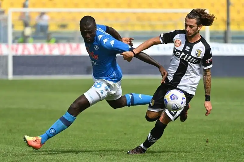 Per i partenopei gol di Mertens e Insigne, positivo l'esordio del nigeriano Osimhen.