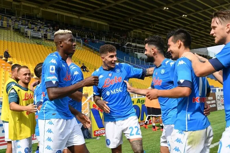 Per i partenopei gol di Mertens e Insigne, positivo l'esordio del nigeriano Osimhen.