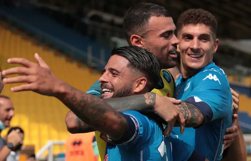 Per i partenopei gol di Mertens e Insigne, positivo l'esordio del nigeriano Osimhen.