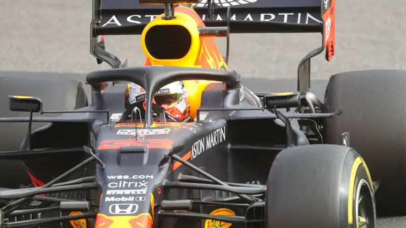 Sul podio insieme al campione del mondo ci sono Max Verstappen su Red Bull...