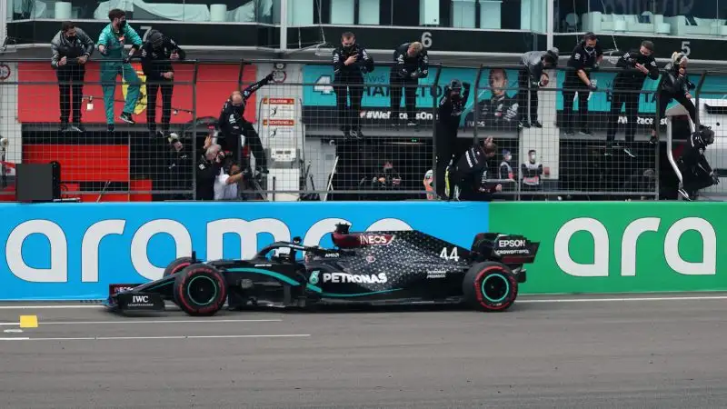 Il pilota della Mercedes ha vinto il Gran Premio dell'Eifel ed ha conquistato la 91esima vittoria in carriera, raggiungendo la leggenda della Ferrari. 