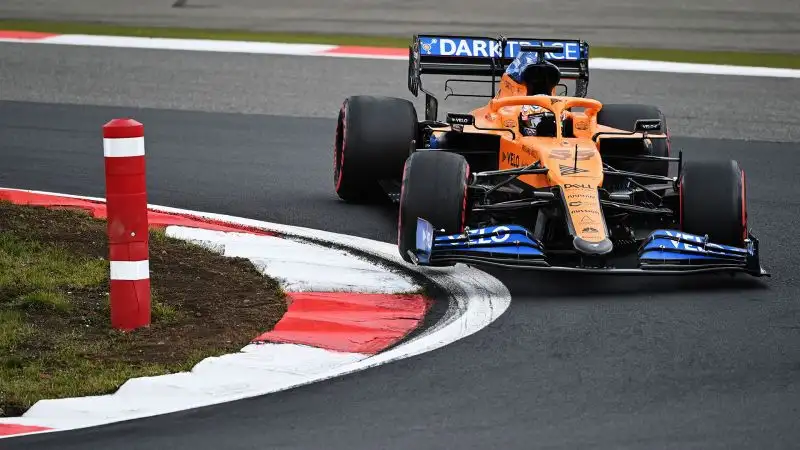 ...quinta per il futuro ferrarista Carlos Sainz. Ocon, vittima di problemi al cambio e ai freni, si è ritirato. 