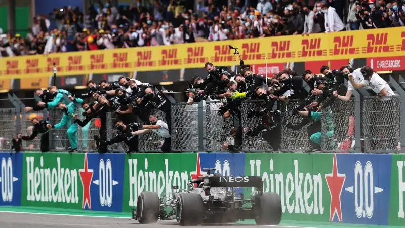 A Portimao, il pilota inglese della Mercedes ha conquistato la 92esima vittoria in carriera, superando Michael Schumacher.