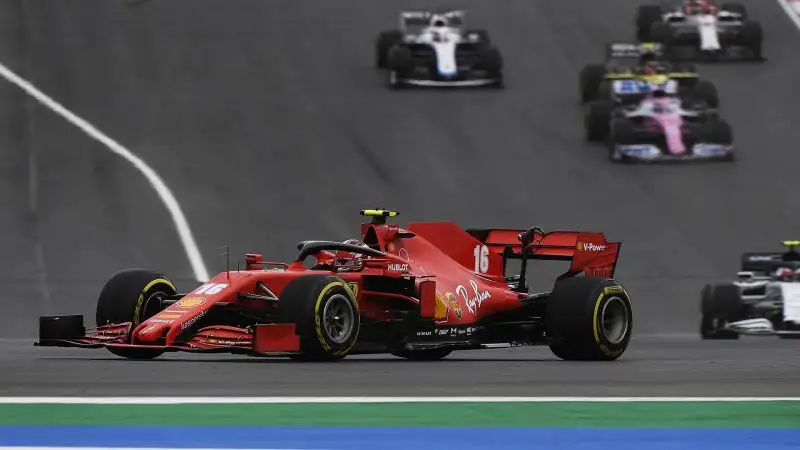 La Ferrari torna a vedere la luce: Charles Leclerc è riuscito a centrare il quarto posto, confermando i progressi della SF1000. 