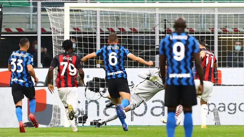 Lo svedese è scatenato nei primi minuti: al 13' sbaglia un rigore (da lui stesso guadagnato per fallo di Kolarov).
