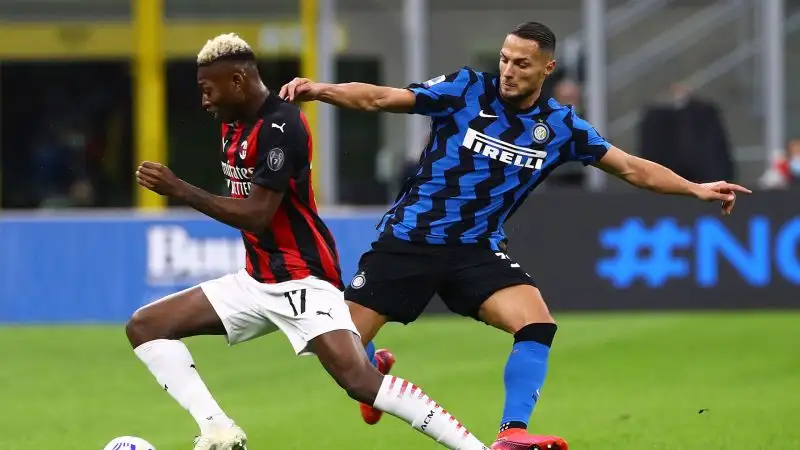 e, approfittando del crollo dell'Atalanta a Napoli, si gode la vetta solitaria della classifica.